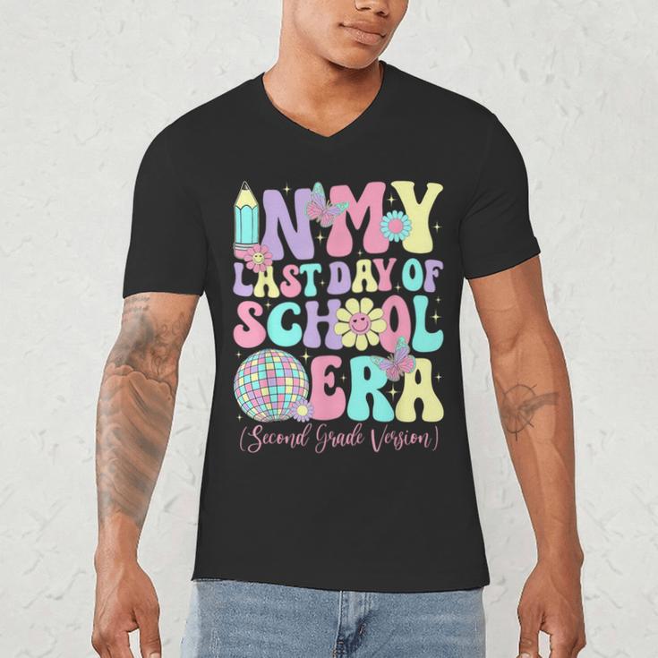 Groovy In My Last Day Of School Era Second Grade Graduation Men's V-Neck T-Shirt