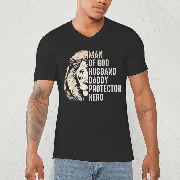 Man Of God Husband Daddy Protector Hero Lion Father's Day Men's V-Neck T-Shirt