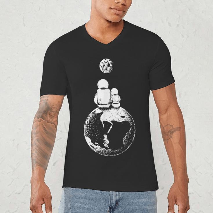 Moon And Astronaut Dad And Baby Space For Father's Day Men's V-Neck T-Shirt