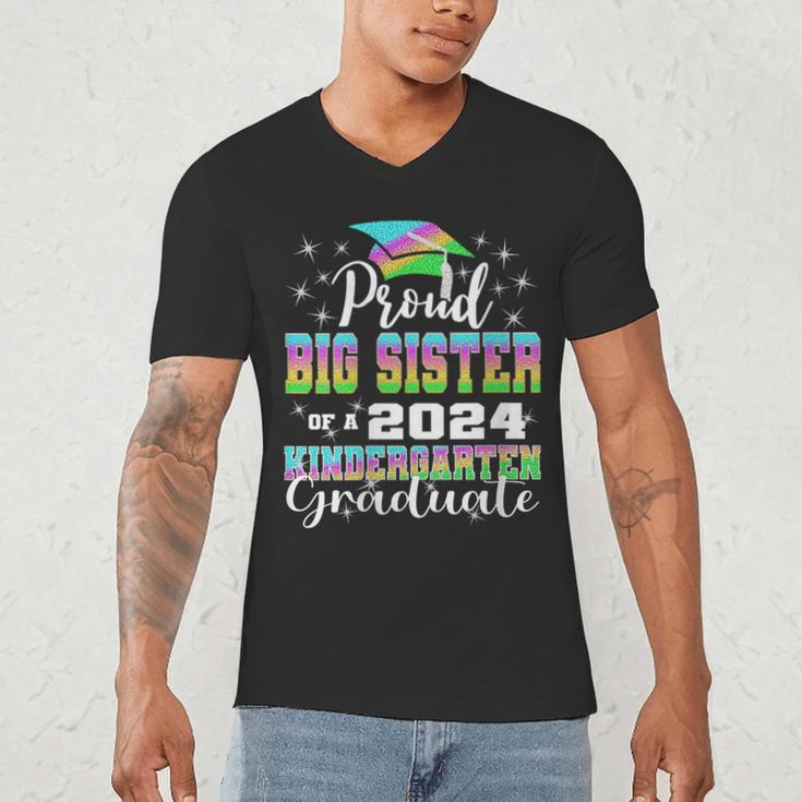 Proud Big Sister Of Kindergarten Graduate 2024 Graduation Men's V-Neck T-Shirt