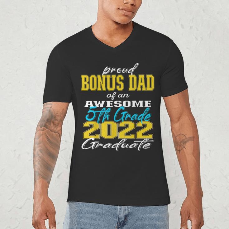 Proud Bonus Dad Of 5th Grade Graduate 2022 Family Graduation Men's V-Neck T-Shirt