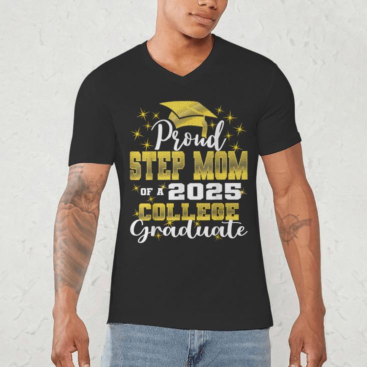 Proud Step Mom Of 2025 College Graduate Family 24 Graduation Men's V-Neck T-Shirt