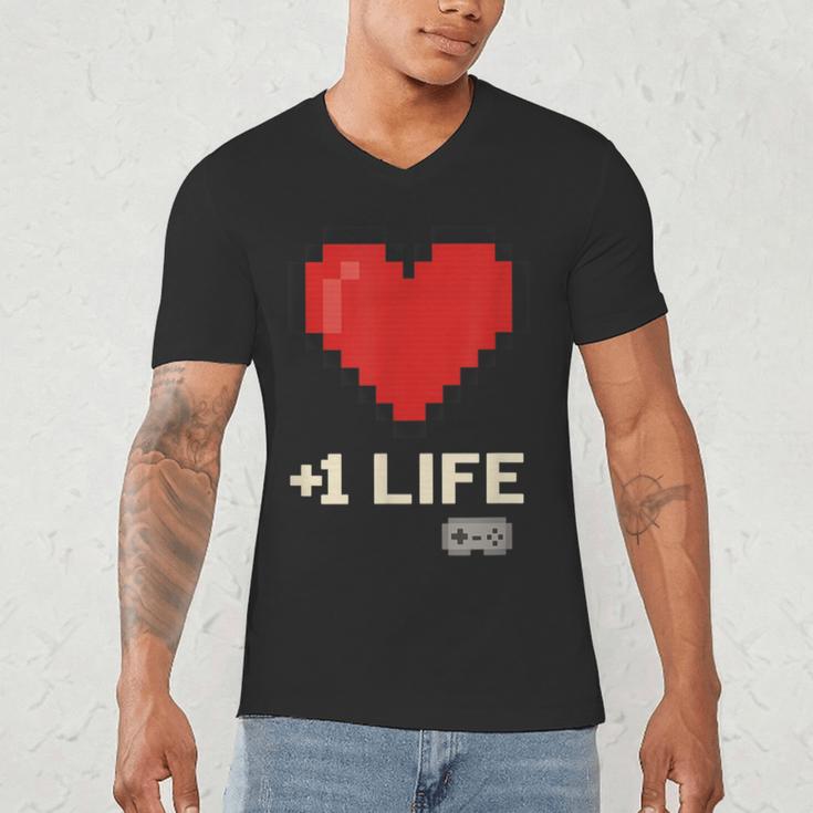 Retro Gamer 1 Life Pixel Heart – 8-Bit Gaming Nostalgia Men's V-Neck T-Shirt