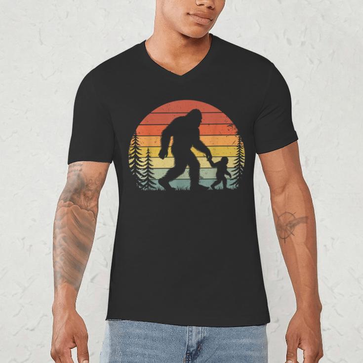 Retro Vintage Bigfoot Dad Fathers Day Father Son Matching Men's V-Neck T-Shirt