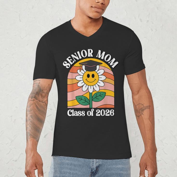 Senior Mom Class Of 2026 Daisy Flower Retro Graduation Men's V-Neck T-Shirt