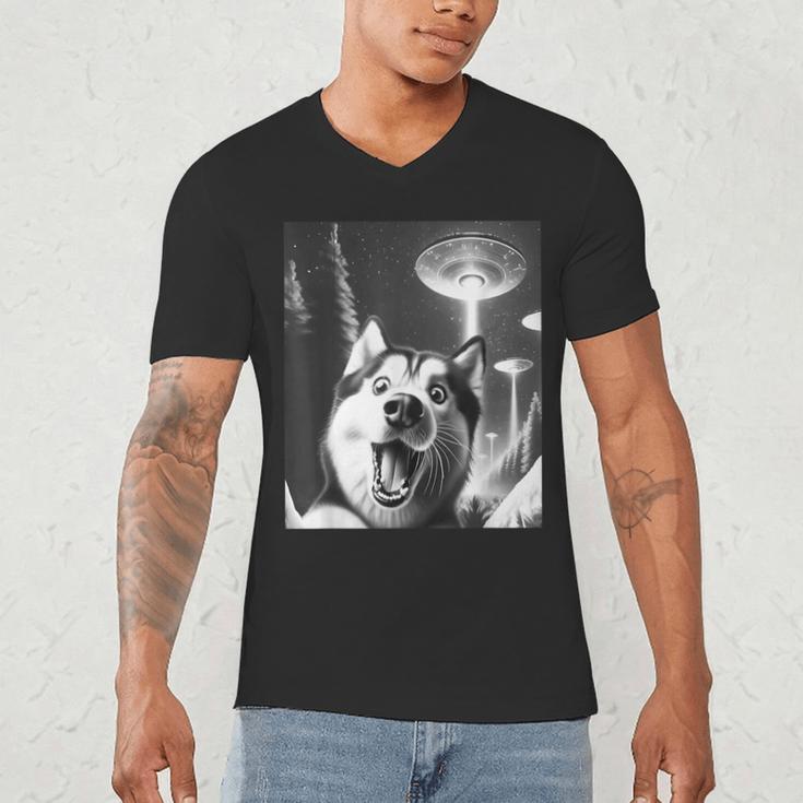 Siberian Husky Alien UFO Taking a Selfie Dog Mom Dad Men's V-Neck T-Shirt