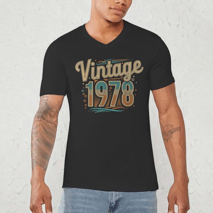 Vintage 1978 Retro Year Groovy 70s For Dad Nostalgia Men's V-Neck T-Shirt