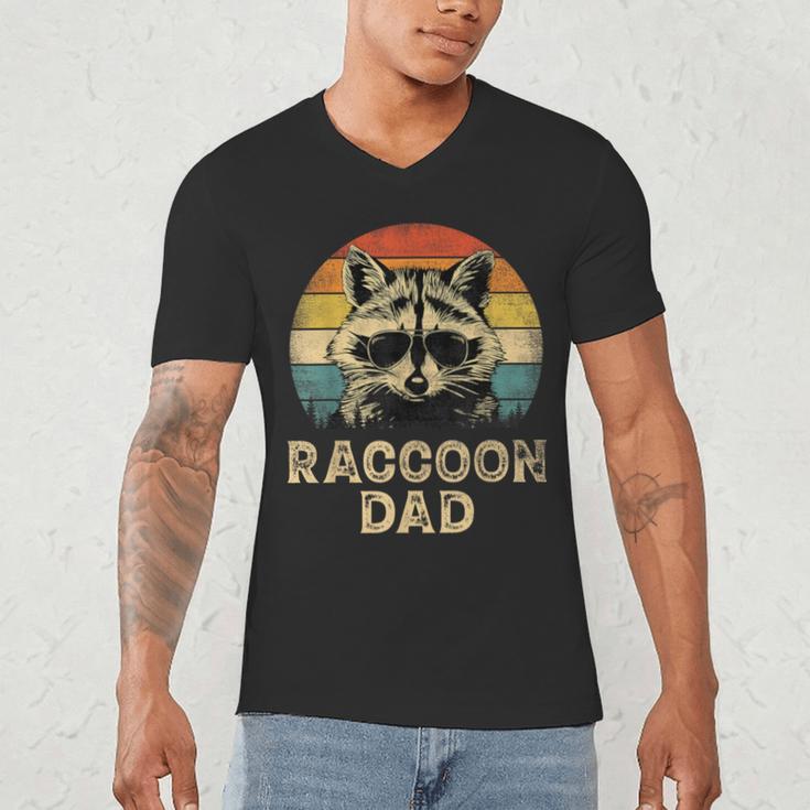 Vintage Raccoon Dad Raccoon Lovers Daddy Father's Day Men's V-Neck T-Shirt