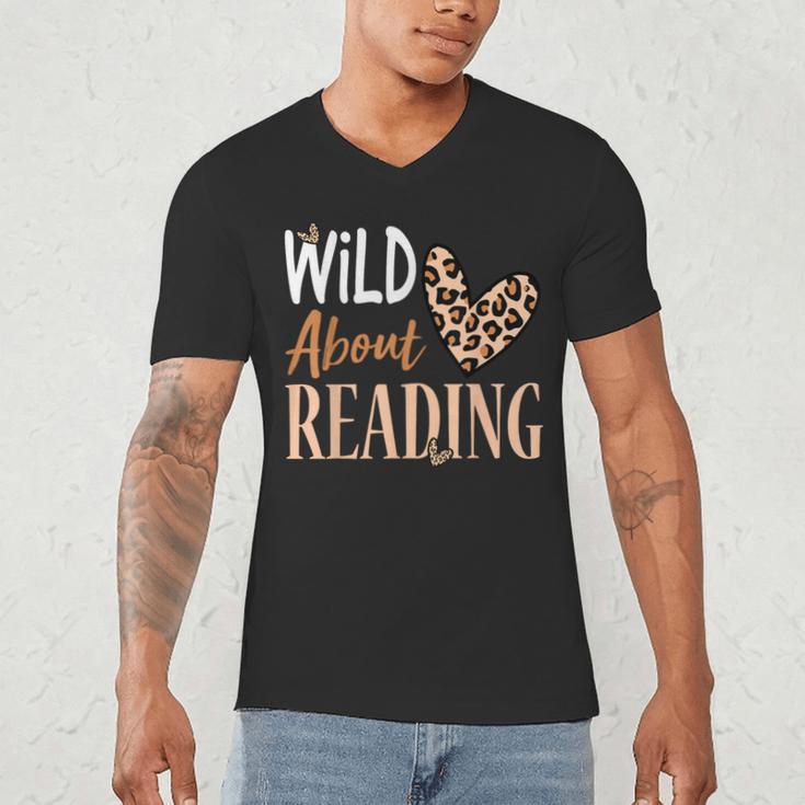 Wild About Reading Teacher Books Reader Lovers Leopard Zebra Men's V-Neck T-Shirt