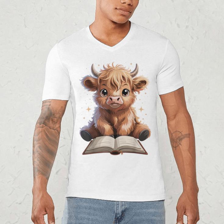 Highland Cow Reading Book Bookworm Men's V-Neck T-Shirt
