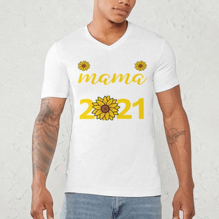 Proud Mama Of a 2021 Graduate Senior Mom 2021 Graduation Men's V-Neck T-Shirt