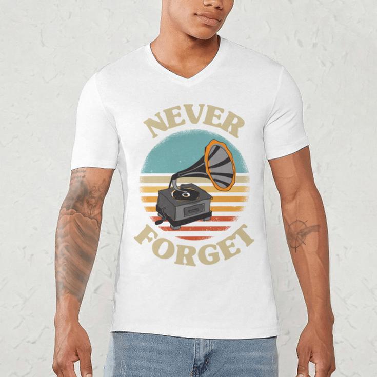 Retro Grammophone Never Forget Nostalgia Vintage Men's V-Neck T-Shirt