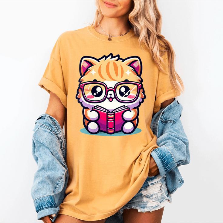 Adorable Book Lover Persian Cat With Reading Glasses Cute Women's Comfort Colors T-Shirt