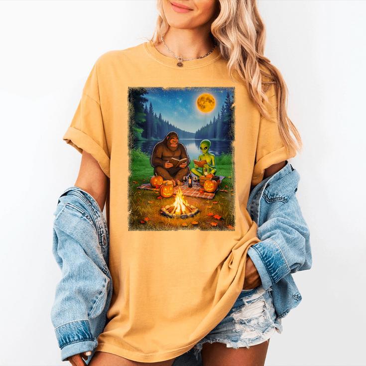 Bigfoot And Alien Reading Books Campfire Halloween Women's Comfort Colors T-Shirt