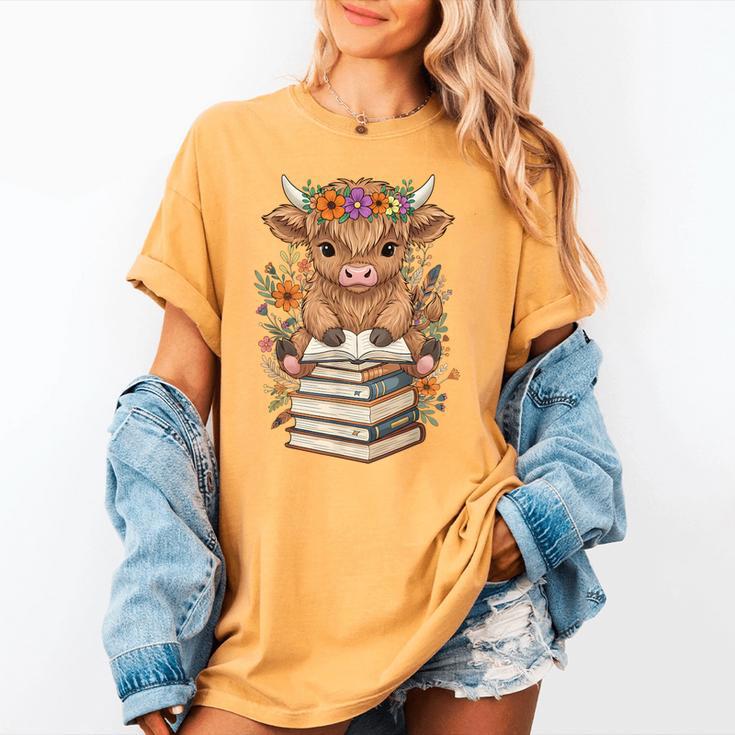 Cute Baby Highland Cow Reading Book Librarian Bookworm Women's Comfort Colors T-Shirt Cute Baby Highland Cow Reading Book Librarian Bookworm Women's Comfort Colors T-Shirt