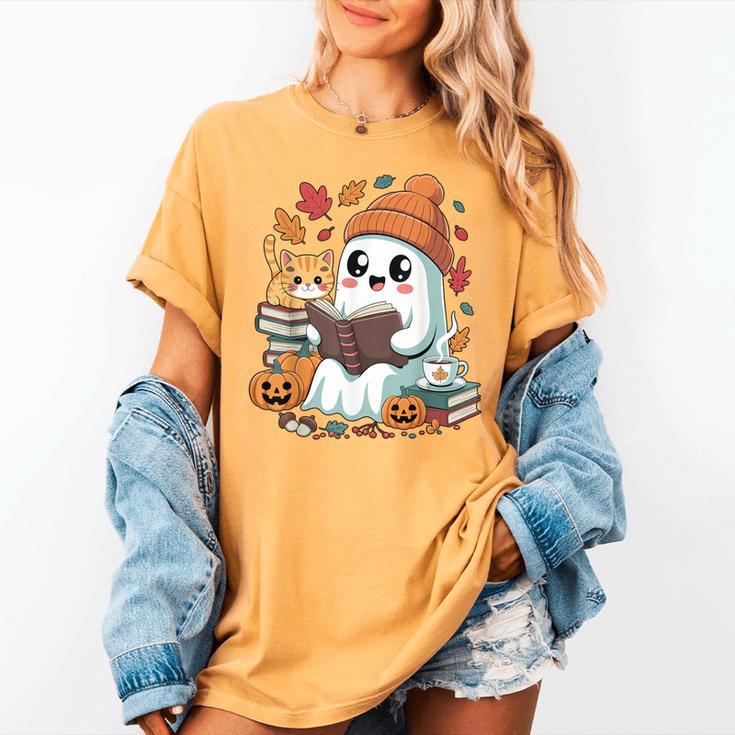 Cute Cozy Ghost Reading With Cat Book Lover Autumn Fall Women's Comfort Colors T-Shirt