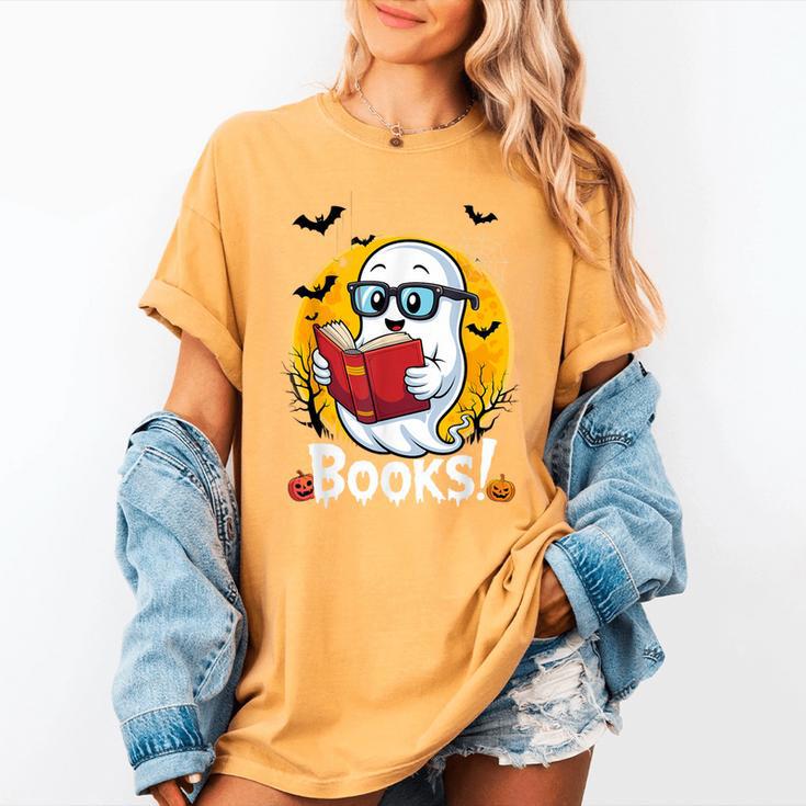 Cute Ghost Reading Book Retro Halloween Librarian Women's Comfort Colors T-Shirt