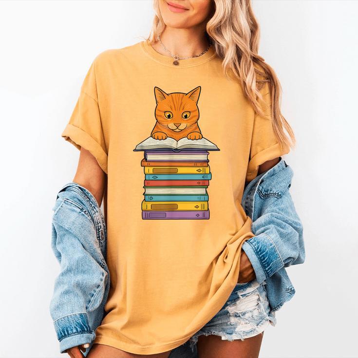 Cute Orange Tabby Cat Reading On Pile Of Books Women's Comfort Colors T-Shirt