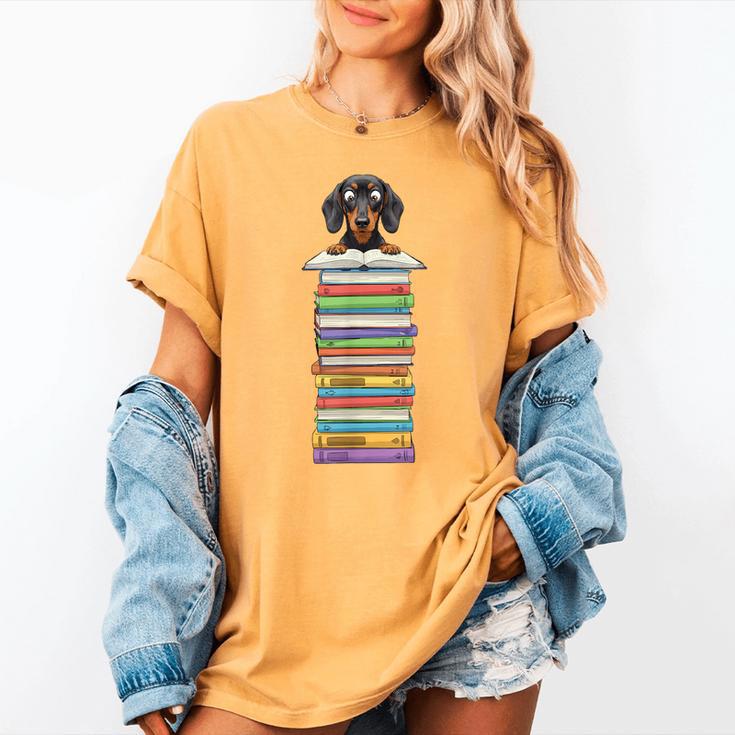 Cute Wiener Dog Dachshund Reading On Pile Of Books Women's Comfort Colors T-Shirt