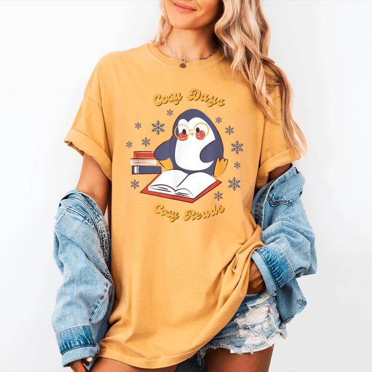 Cute Xmas Book Lover Penguin Reading Cosy Days Cosy Reads Women's Comfort Colors T-Shirt