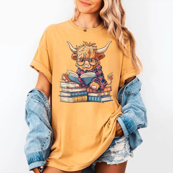 Highland Cow Reading Book Librarian Library Women's Comfort Colors T-Shirt