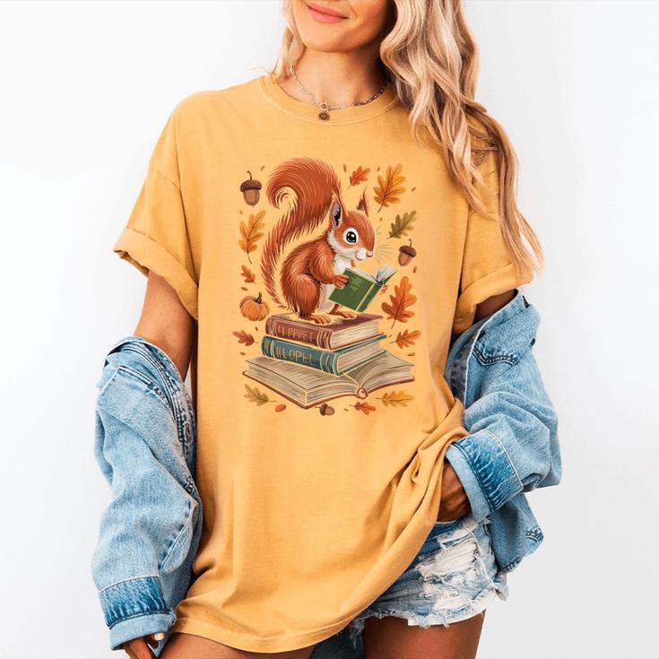 Squirrel Reading Book Lovers Fall Leaves Library Books Women's Comfort Colors T-Shirt