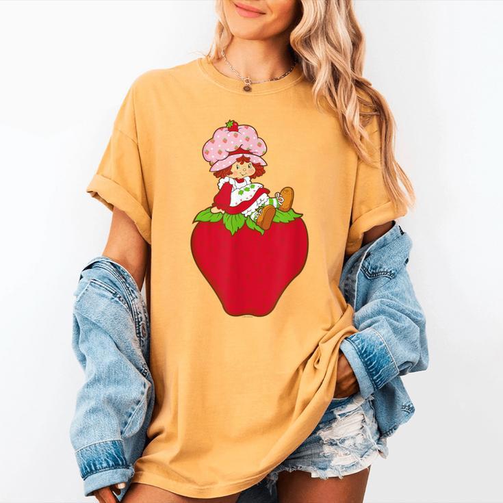 Strawberry Shortcake Sitting On Strawberry Retro Nostalgia Women's Comfort Colors T-Shirt