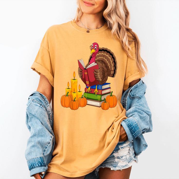 Turkey Reading Books Fall Thanksgiving Teacher Book Women's Comfort Colors T-Shirt