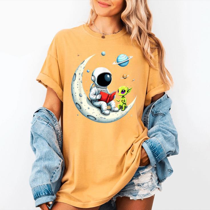 UFO Alien Astronaut Reading Book In Space Women's Comfort Colors T-Shirt