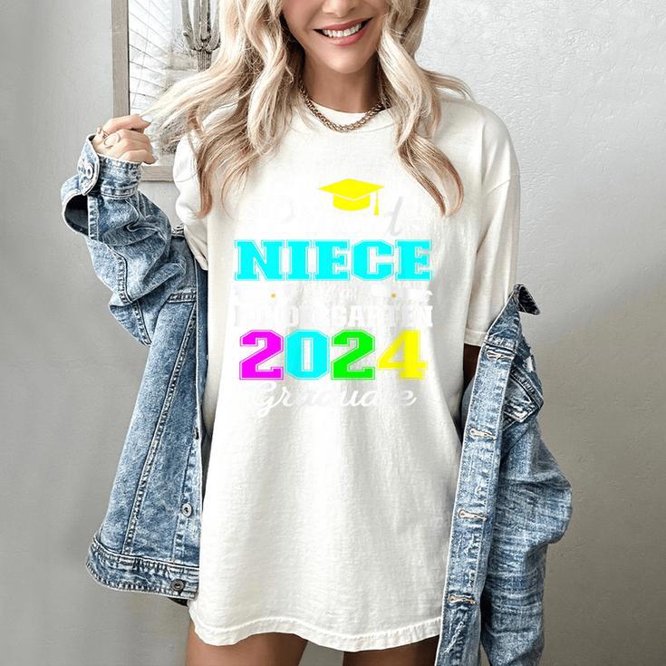 Proud Niece Of Kindergarten Graduate 2024 Graduation Niece Women's Comfort Colors T-Shirt
