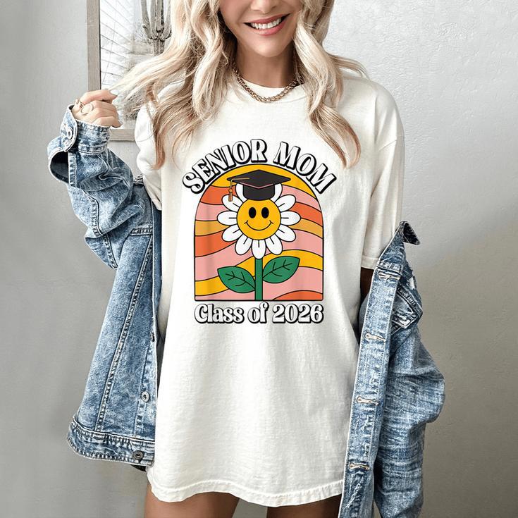 Senior Mom Class Of 2026 Daisy Flower Retro Graduation Women's Comfort Colors T-Shirt