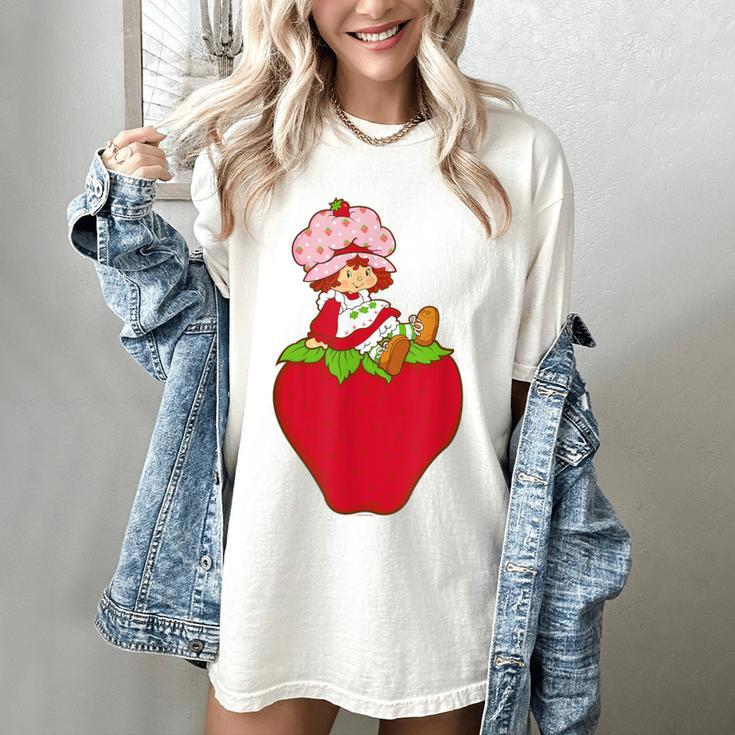 Strawberry Shortcake Sitting On Strawberry Retro Nostalgia Women's Comfort Colors T-Shirt