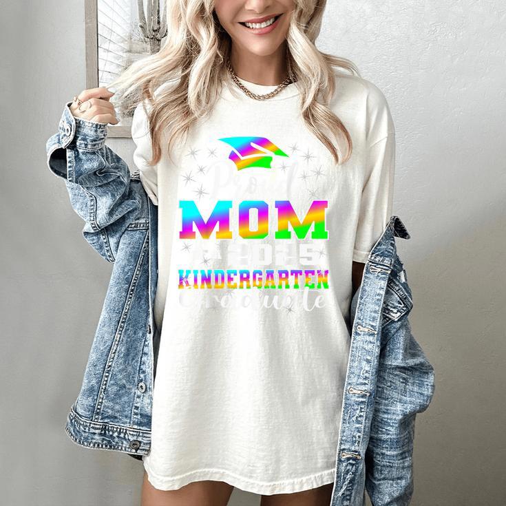 Proud Mom Of Kindergarten Graduate 2025 Graduation Mom Women's Comfort Colors T-Shirt