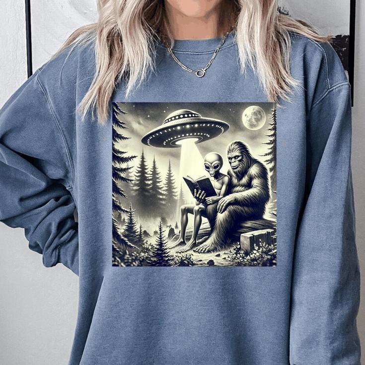 Bigfoot With Alien Reading A Book Bigfoot And UFO Comfort Colors Sweatshirt