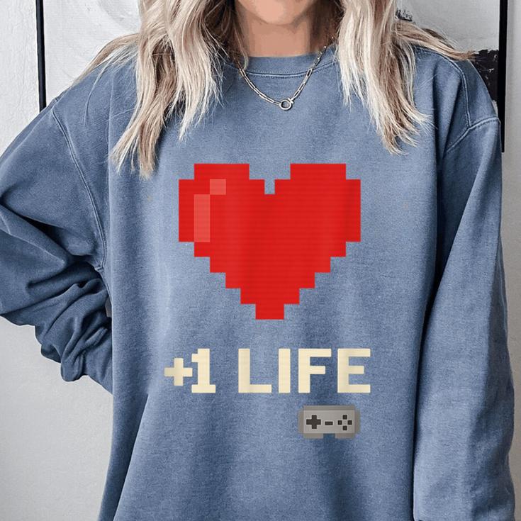 Retro Gamer 1 Life Pixel Heart – 8-Bit Gaming Nostalgia Comfort Colors Sweatshirt