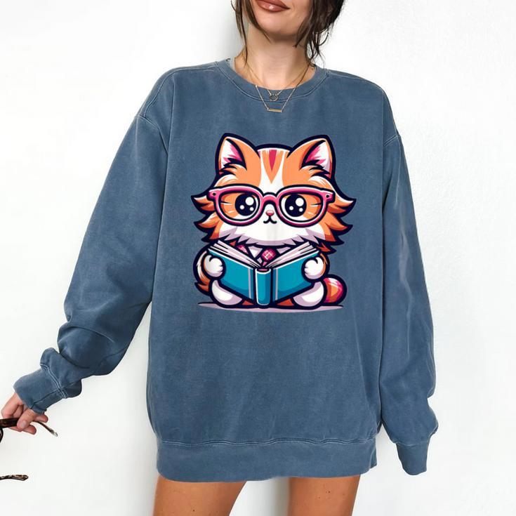 Adorable Book Lover Maine Coon Cat With Reading Glasses Cute Comfort Colors Sweatshirt