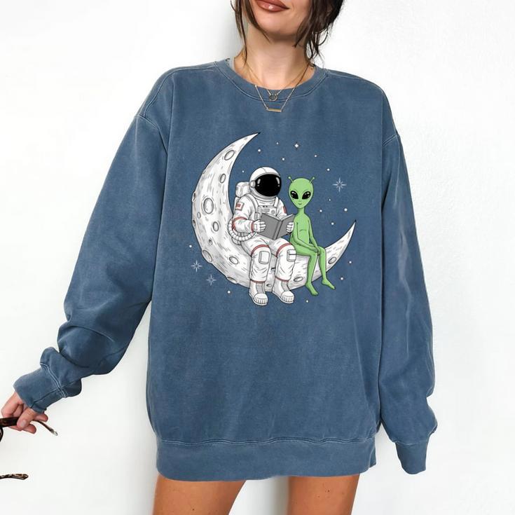 Astronaut Reading Book To Alien Moon Space Book Lover Men Comfort Colors Sweatshirt