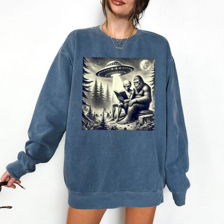 Bigfoot With Alien Reading A Book Bigfoot And UFO Comfort Colors Sweatshirt