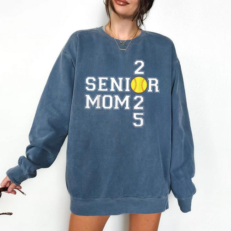 Class Of 2025 Softball Mom Senior Graduation Graduate Women Comfort Colors Sweatshirt