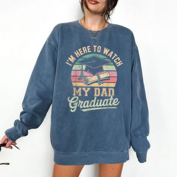 I'm Here To Watch My Dad Graduated 2025 Graduation Comfort Colors Sweatshirt