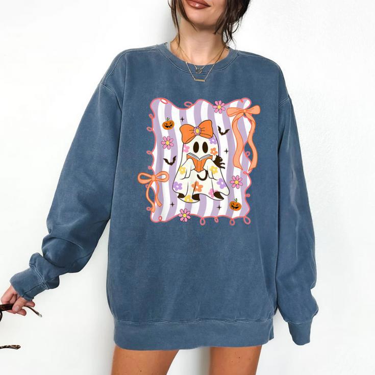 Preppy Coquette Bow Ghost Reading Books Halloween Book Comfort Colors Sweatshirt