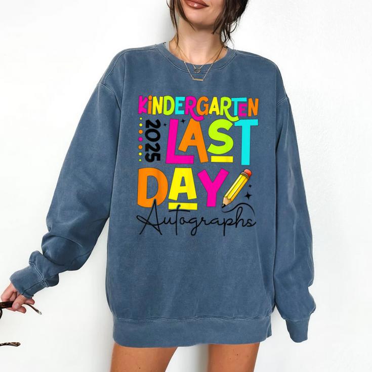 2025 Last Day Of School Autograph Kindergarten Graduation Comfort Colors Sweatshirt