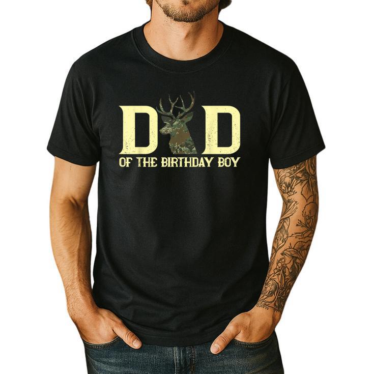 Dad Of The Birthday Boy Deer Hunter Camouflage Flag Men's Casual T-Shirt