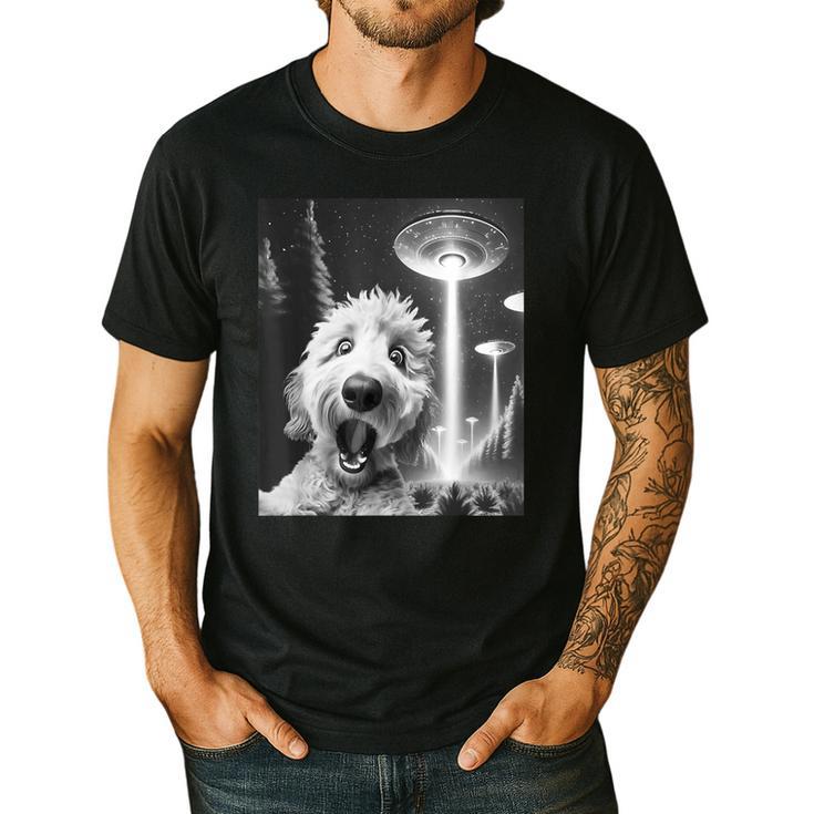Goldendoodle Alien UFO Taking a Selfie Dog Mom Dad Men's Casual T-Shirt