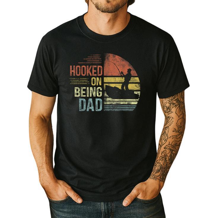 Hooked On Being Dad Fishing Dad Father's Day Men's Casual T-Shirt