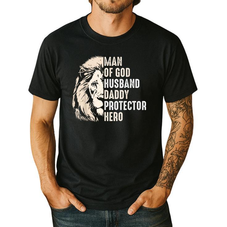 Man Of God Husband Daddy Protector Hero Lion Father's Day Men's Casual T-Shirt