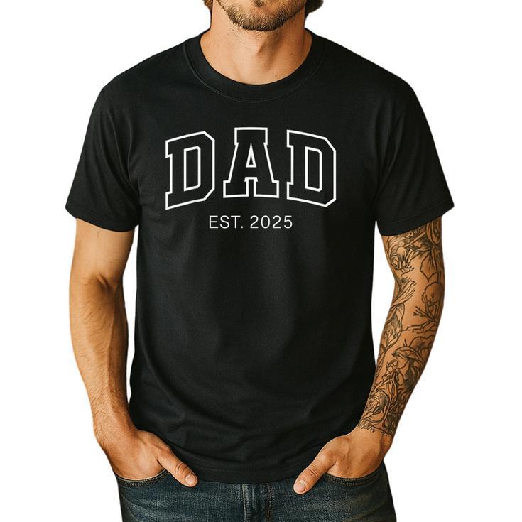 Promoted To Dad Est 2025 Daddy To Be First Time Dad Men's Casual T-Shirt