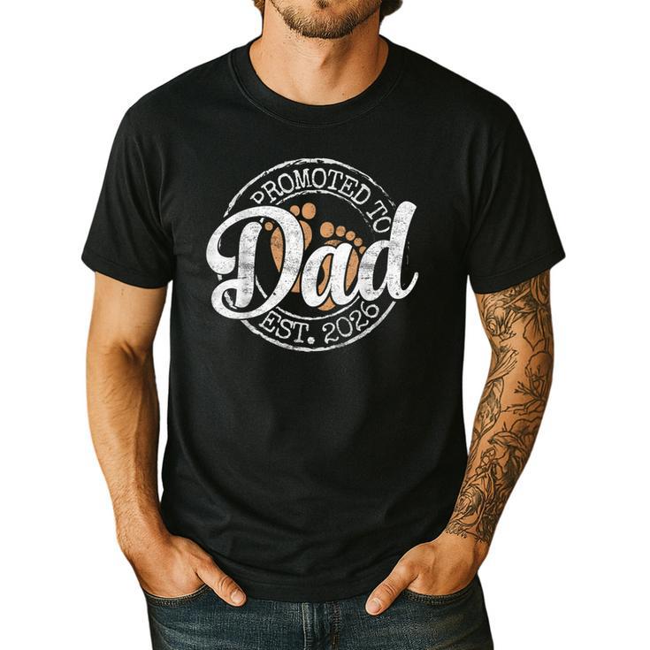 Promoted To Dad Est 2026 Stamp First Time Daddy To Be Men's Casual T-Shirt