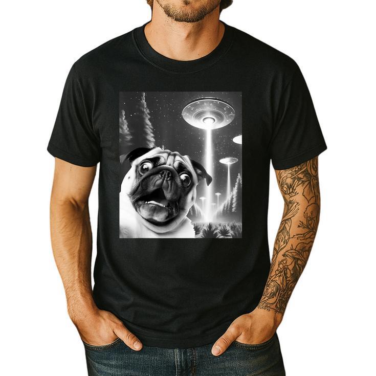 Pug Alien UFO Taking a Selfie Dog Mom Dad Men's Casual T-Shirt