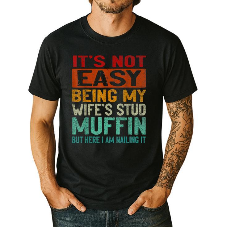 Retro Fathers Day Not Easy Being My Wifes Stud Muffin Dad Men's Casual T-Shirt